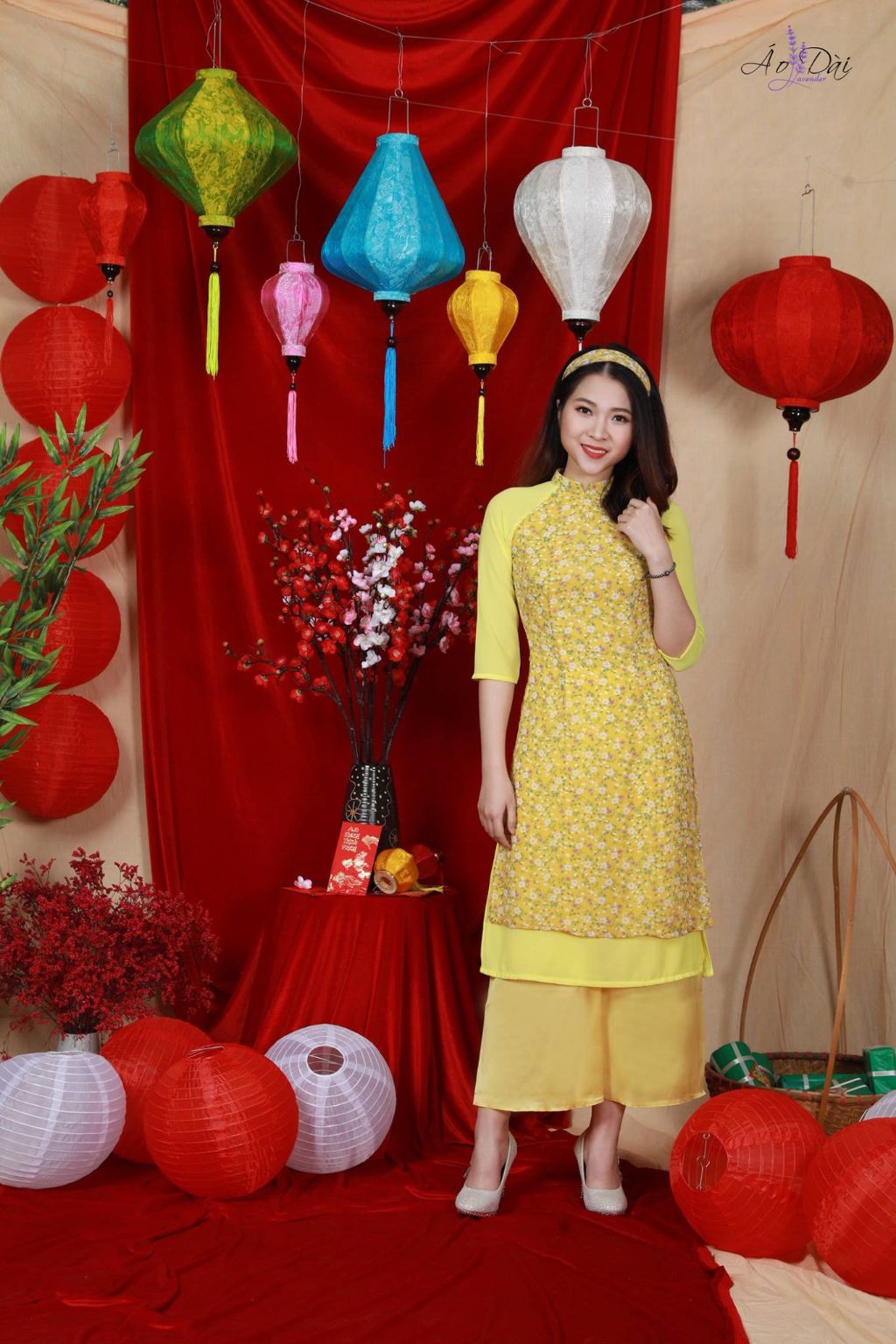 Các cửa hàng cho thuê áo dài ở Hà Nội, ngày nay đã biến tấu và thay đổi nhiều về kiểu dáng, màu sắc với những tông màu rực rỡ như cam, hồng, vàng, tím, trắng,…