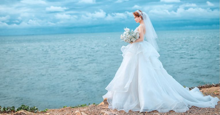 Tạo dáng chụp ảnh cô dâu đơn ngoài trời trên bãi biển