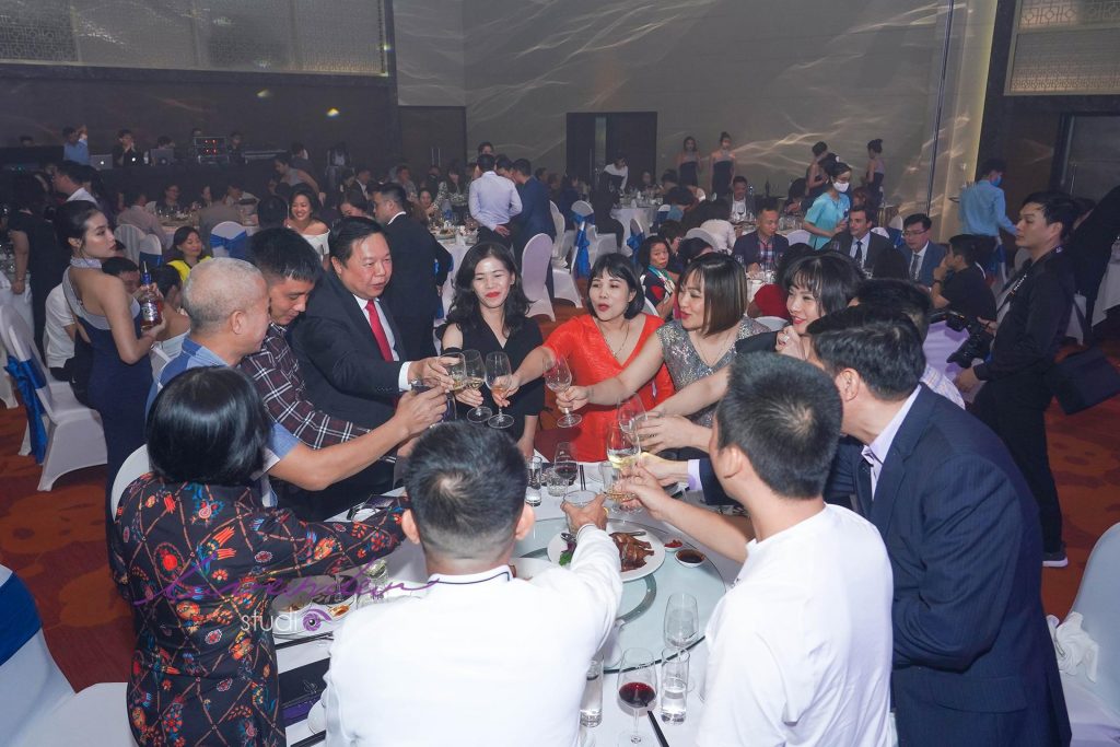 Tham khảo một số đơn vị cung cấp dịch vụ chụp hình year end party cuối năm