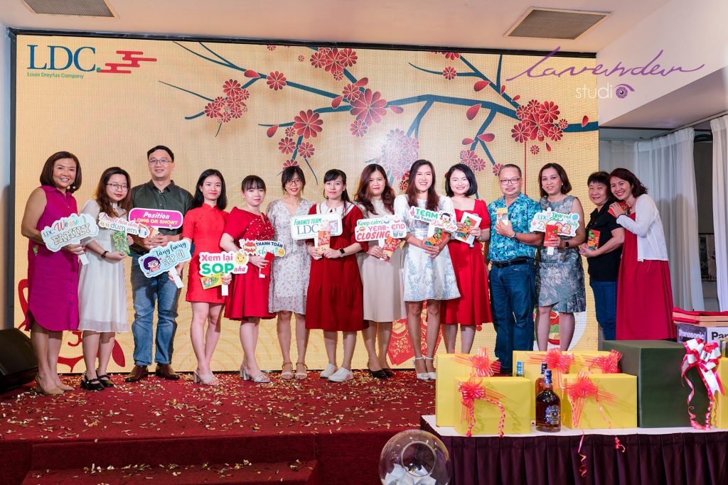 Các xu hướng chụp hình năm 2024 year end party cuối năm